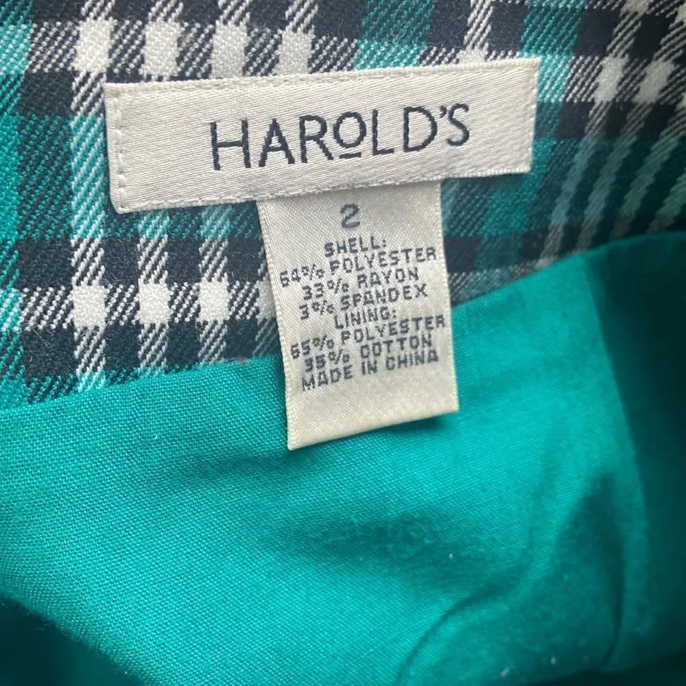 Harold’s plaid skirt ladies size 2 Green black and white